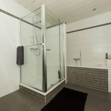 1 - 11 Beds, 17p, 2 Bath-, 1 Livingroom Villa *