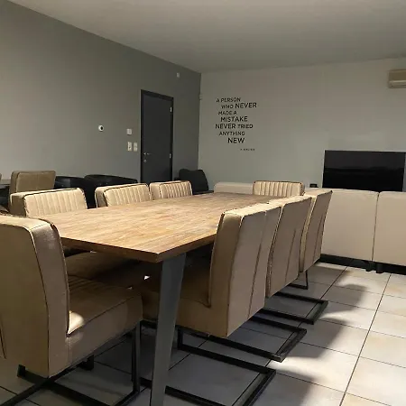 1 - 11 Beds, 17p, 2 Bath-, 1 Livingroom